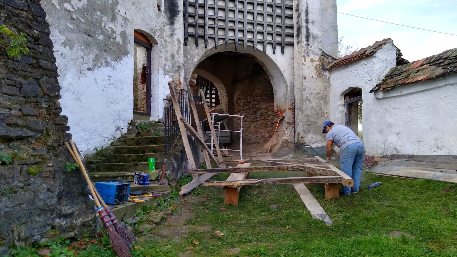 Holzmengen Burgtor mit Fallgitter