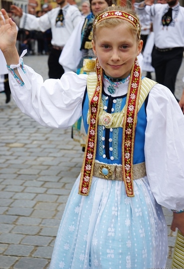 Mädchen in Tracht DKB SBZ (367x537) Kopie