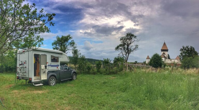 Tischer vor KibuHolzmengen